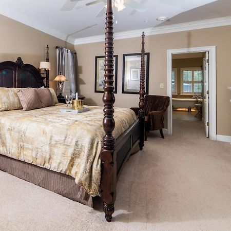 Pleasanton Courtyard Bed And Breakfast Фейетвилл Экстерьер фото
