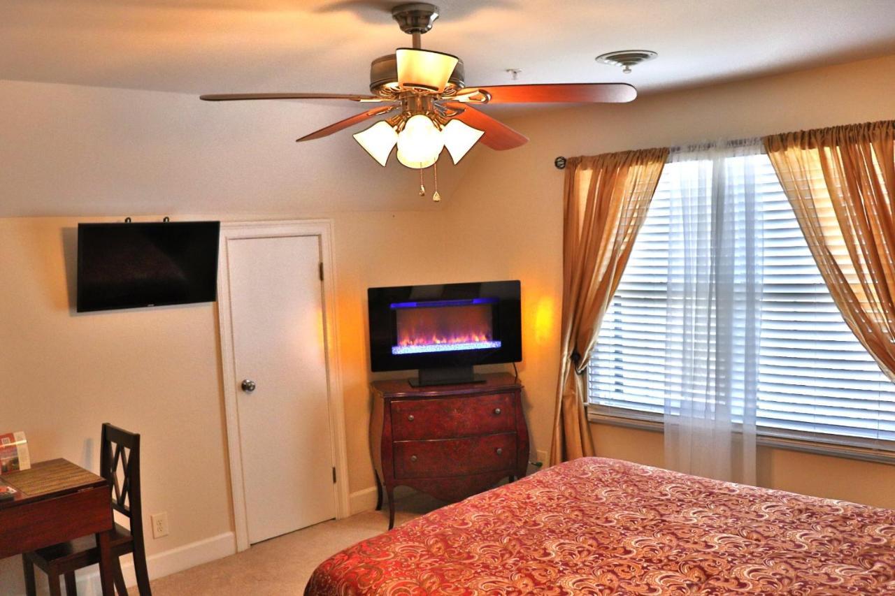 Pleasanton Courtyard Bed And Breakfast Фейетвилл Экстерьер фото