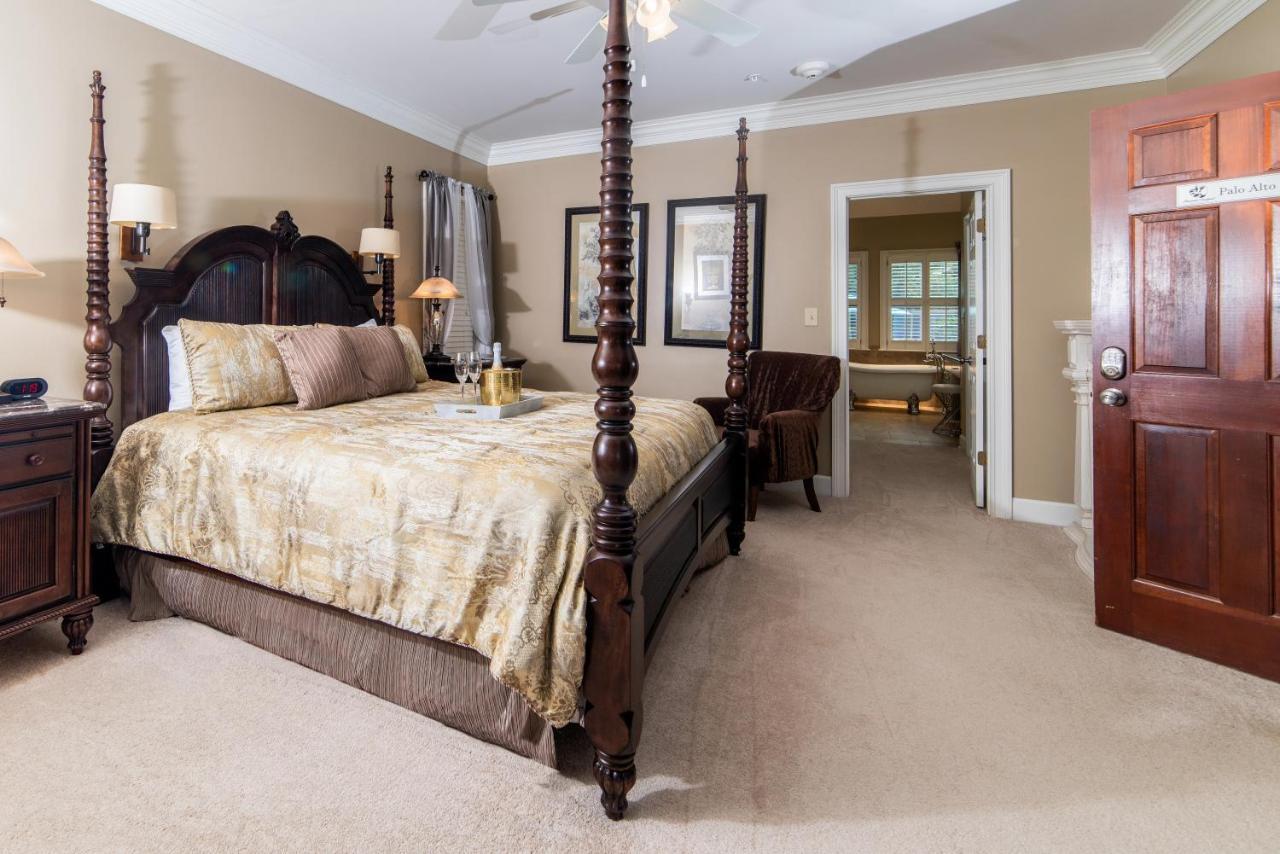 Pleasanton Courtyard Bed And Breakfast Фейетвилл Экстерьер фото