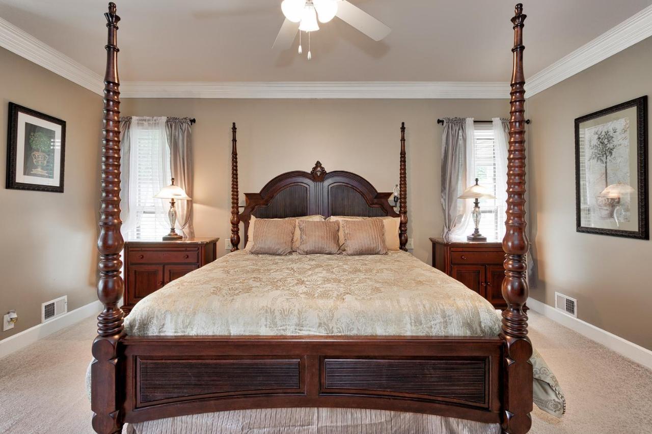 Pleasanton Courtyard Bed And Breakfast Фейетвилл Экстерьер фото