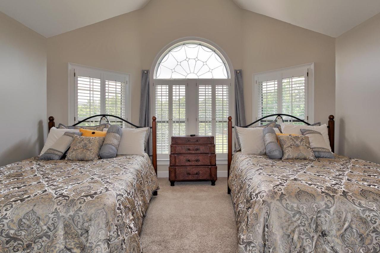 Pleasanton Courtyard Bed And Breakfast Фейетвилл Экстерьер фото