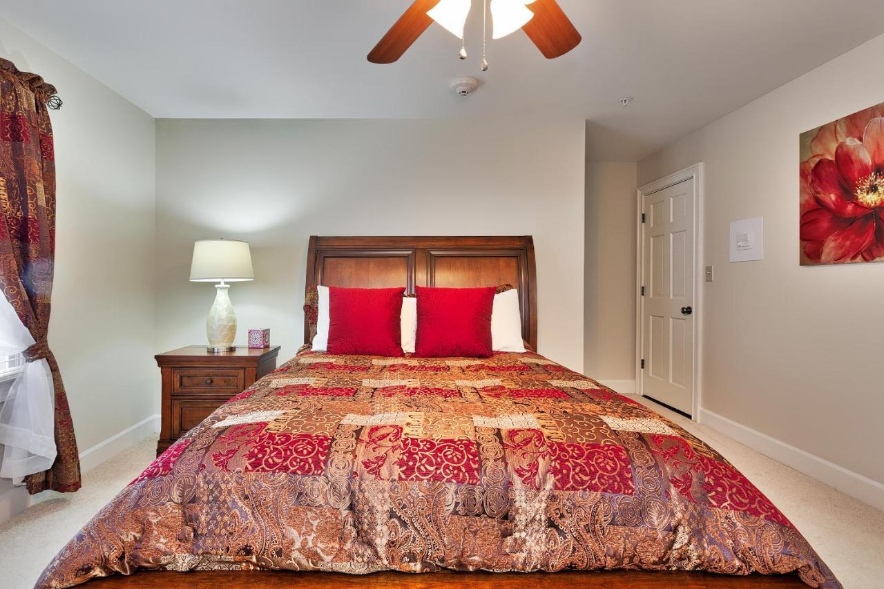 Pleasanton Courtyard Bed And Breakfast Фейетвилл Экстерьер фото
