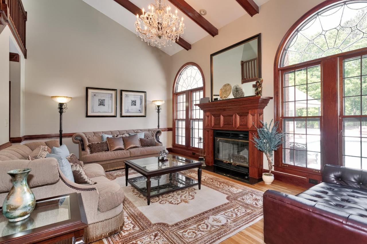 Pleasanton Courtyard Bed And Breakfast Фейетвилл Экстерьер фото
